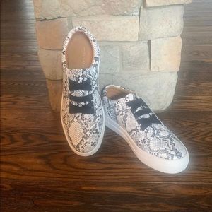 Adorable Rowdy Report Sneakers Size 8.5